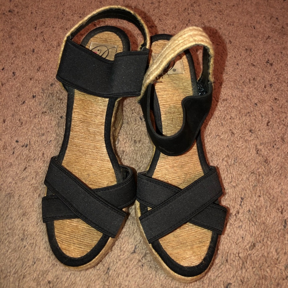 Black wedges